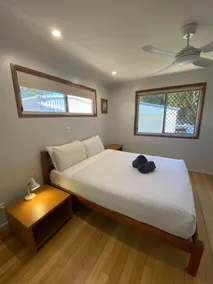 McLeods - Relaxed Pet-Friendly Stay by the Beach - Image 5
