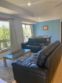 McLeods - Relaxed Pet-Friendly Stay by the Beach - Image 2