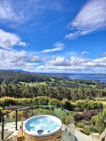 Birchs Bay Modern Apartment Open Air HotTub views - Image 2