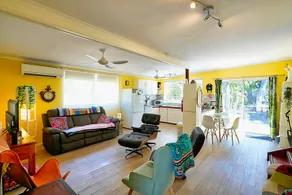 Yellow Cottage - bush and beach - Image 3