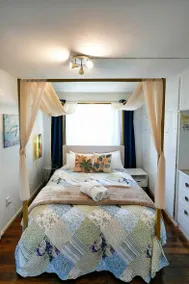 Yellow Cottage - bush and beach - Image 4