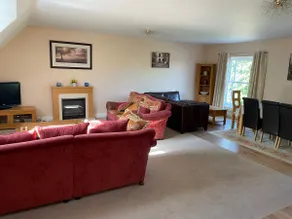3 bedroom apartment with open plan living area - Image 2