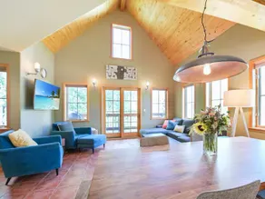 The Coal Creek Retreat | Modern In-Town House - Image 2