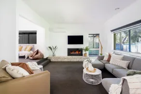 The Pool House - Image 4