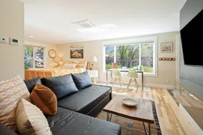 Hillside Haven: Tranquil NW Studio Near the River - Image 3
