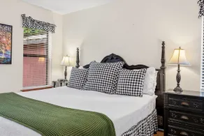 Parkside Cottage- overlooking town park and creek - Image 2
