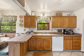 Parkside Cottage- overlooking town park and creek - Image 4