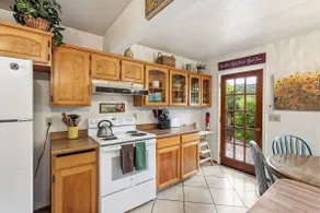 Parkside Cottage- overlooking town park and creek - Image 3