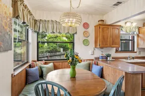 Parkside Cottage- overlooking town park and creek - Image 5
