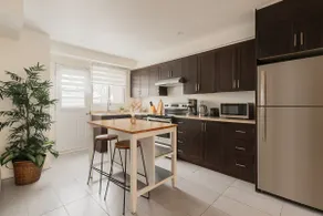 Free Parking Very nice 3BR, 10 min walk to metro - Image 3