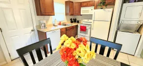 Comfy Home, Minutes from Airport & Near Everything - Image 2