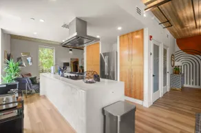 UPSCALE LOFT SPACE CLOSE TO DOWNTOWN. - Image 4