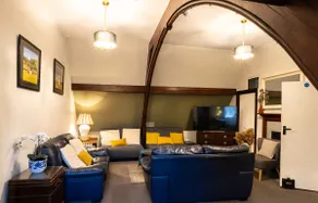 Spacious Country House Apartment - Image 4