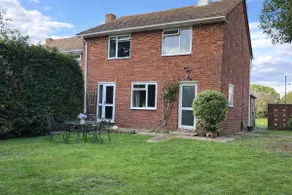 Charming Three Bed Home Near City Centre and Hospital - Image 3