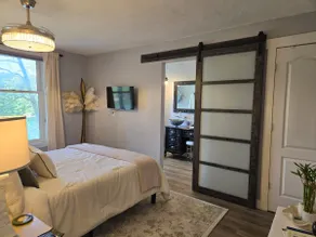 The Green Door on Lake Avalon - Lakefront Retreat - Image 4