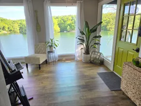 The Green Door on Lake Avalon - Lakefront Retreat - Image 3