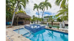 Sweet Retreat! 4 bedroom 2.5 Baths Sombrero Beach w Pool Jacuzzi, 37` dock 2 kayaks 2 paddleboards included - Image 3