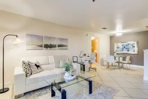 Comfy condo FREE Parking/ WiFi/Pool/Gym - Image 4