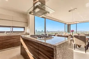 ❤️Ultra Luxurious 3 Bedroom w/ 3.5 Bath 5 STAR❤️ - Image 4