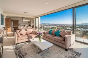 ❤️Ultra Luxurious 3 Bedroom w/ 3.5 Bath 5 STAR❤️ - Image 2