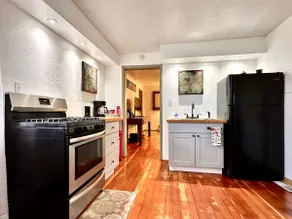 Historic Cottage | Walkable | Free Parking - Image 4