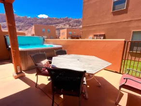Brand New 2 Bedroom Condo, mit zwei Terrassen mit Blick auf die La Sal Mountains und Moab Rim. - Image 2