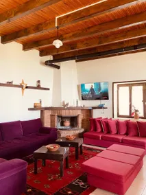 Quiet Villa Near Berat - Scenic Balcony & Garden - Image 5