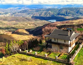 Quiet Villa Near Berat - Scenic Balcony & Garden - Image 2