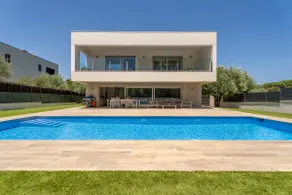 Modern chalet with private pool - Image 4