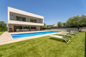 Modern chalet with private pool - Image 3