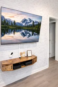 Cozy & Modern Home Close to Uptown & Airport - Image 2