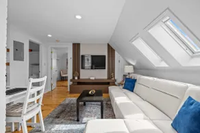 Downtown King Suite Sanctuary 2 Min to Waterfront - Image 4
