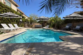STUNNING 6 bd+ Luxury Villa Private Pool Golf Lake - Image 2