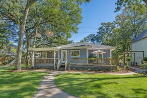 Southern Charm Cottage- Screened Porch & Golf Cart - Image 4