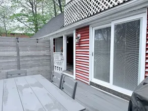 Elegantly Done Apartment in a Sun-Drenched Corner Lot House - Image 4