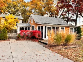 Adorable 2 Bed/2 Bath Home - The Pear Tree Cottage - Image 2