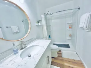 1 minute to Beach & Downtown! Remodeled XL Apt! - Image 4