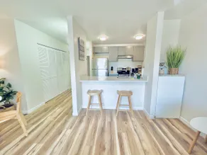 1 minute to Beach & Downtown! Remodeled XL Apt! - Image 5