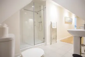 Oxford 2BR Apartment | King Bed | Parking - Image 4