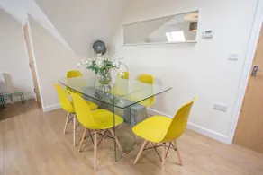 Oxford 2BR Apartment | King Bed | Parking - Image 2