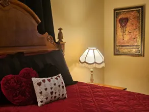 The Red Queen's Suite off Bentonville Square - Image 4