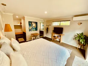 ⭐️unWINEd Retreat | Private | Central | Stylish ⭐️ - Image 3