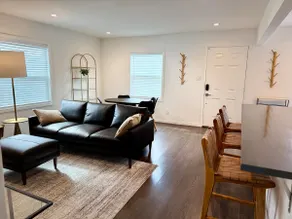 2bd House•98” TV•King Bed•Parking•AC•Near Biotechs - Image 2
