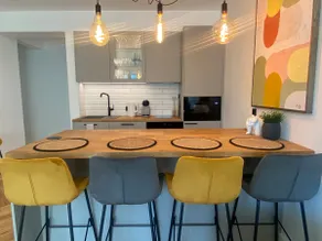 Modern 2-bedroom Apartment+Balcony & Free Parking - Image 2