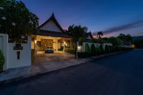 Champagne Villa Luxurious Tropical Pool Villa - Image 3