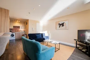 Stylish Harbour View Apartment in a Private Building - Image 4
