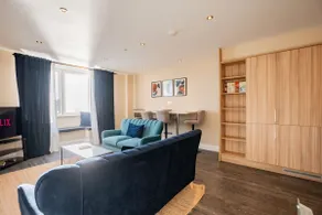 Stylish Harbour View Apartment in a Private Building - Image 5