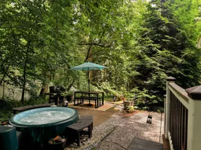 Little Lake Cabin— Lake Access, Hot Tub & Kayaks - Image 2