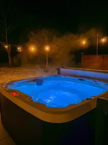 Luxe Spa Cabin: Hot Tub + Sauna + Fire - Image 4