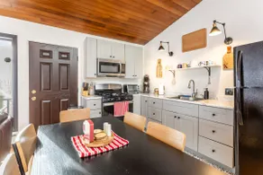 Rustic Chic Mtn Retreat, Mins to Pico & Killington - Image 4